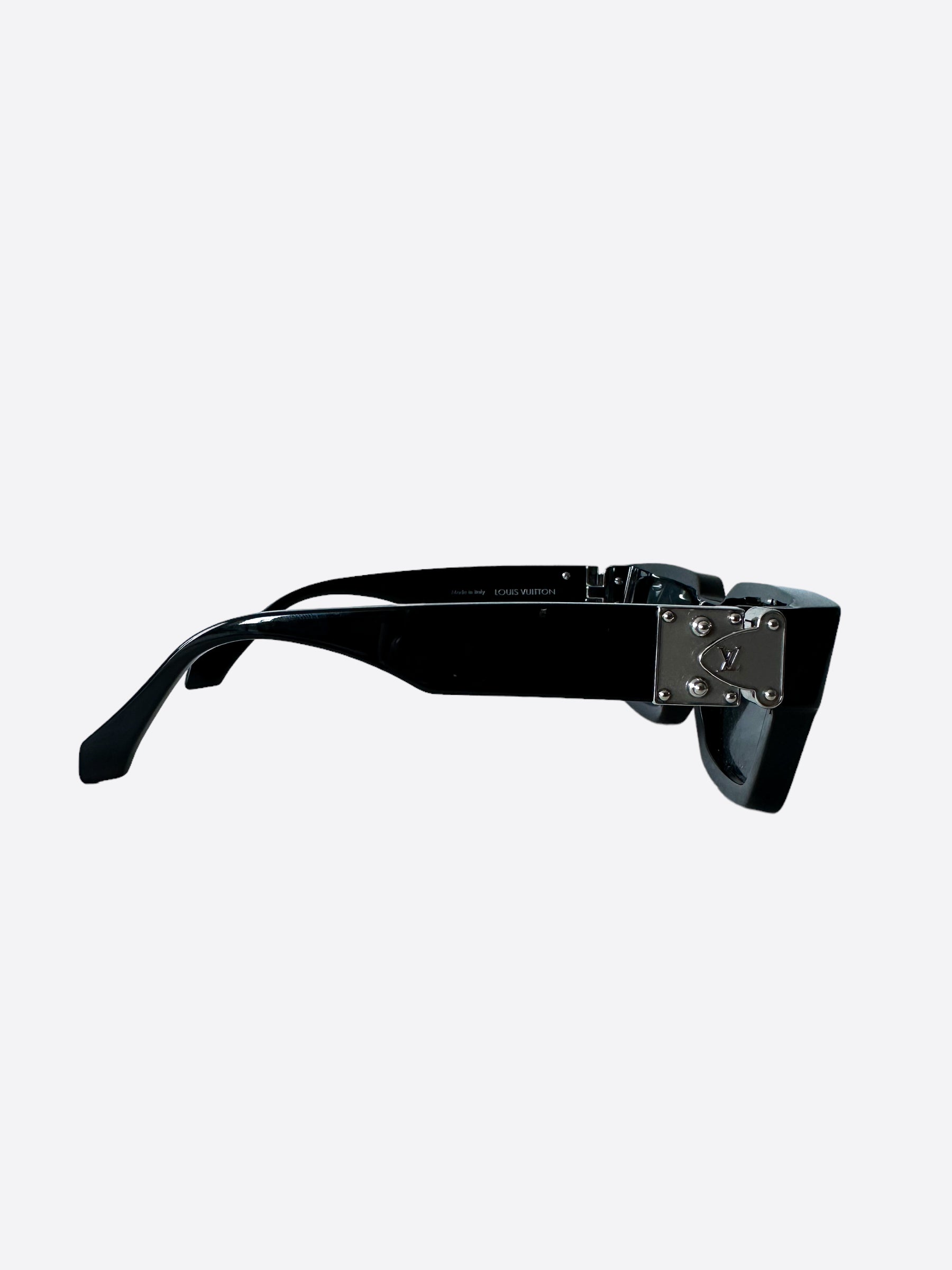 Louis Vuitton LV Match Sunglasses Black Acetate. Size E