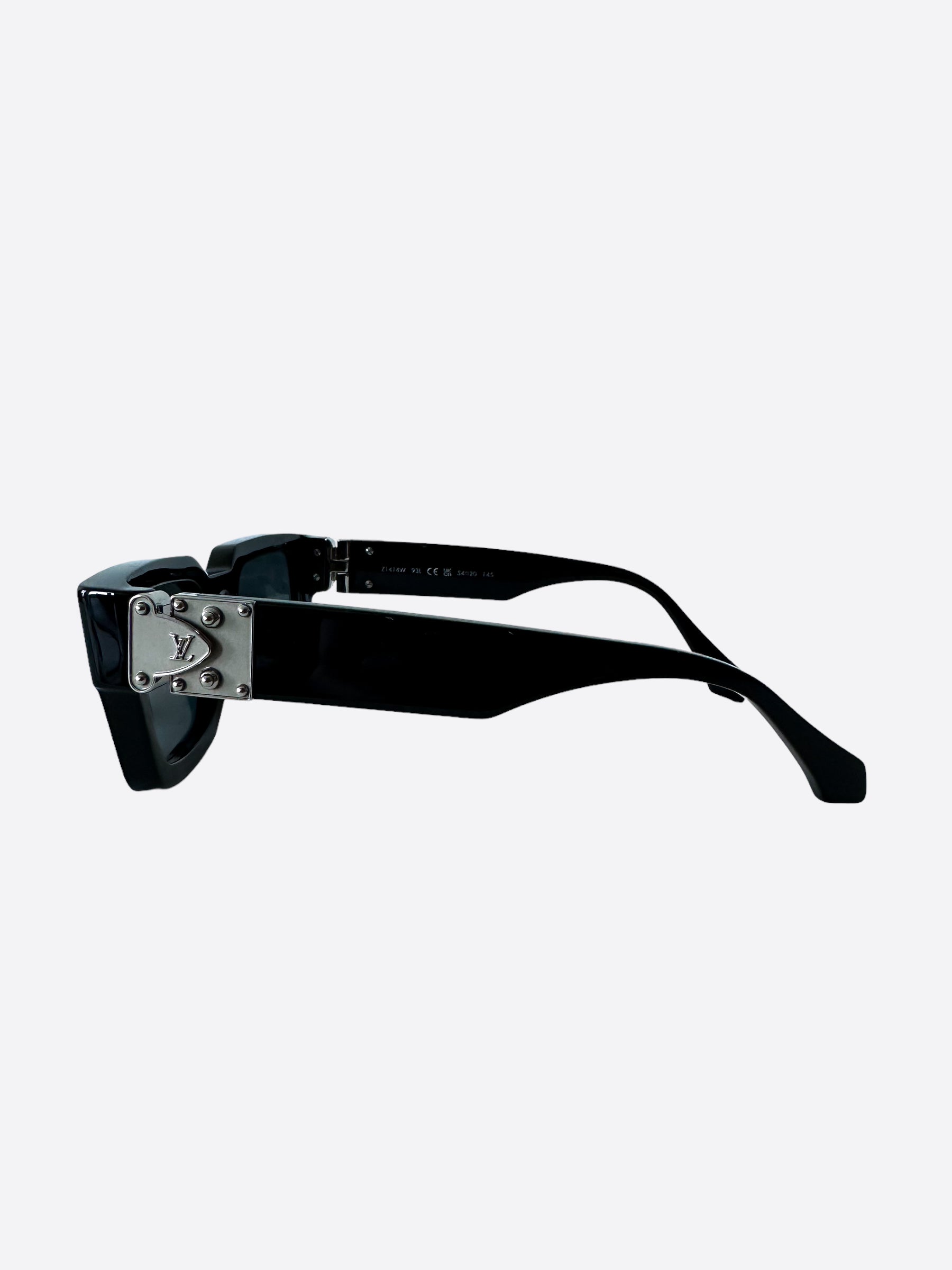 Louis Vuitton LV Match Sunglasses Black Acetate. Size E