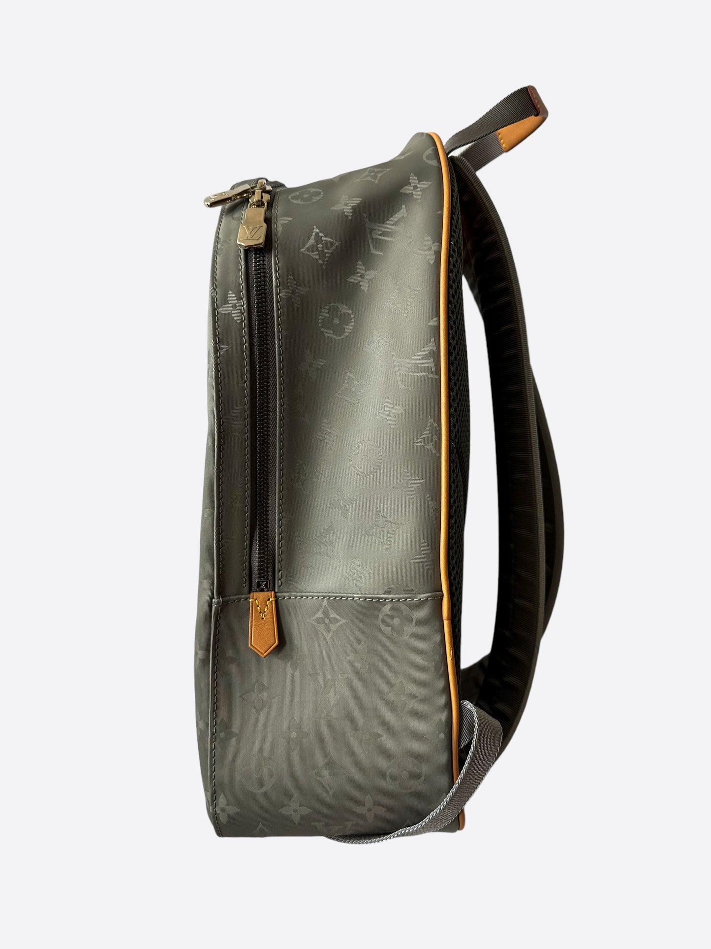 louis vuitton backpack gm monogram titanium Discovery PM Surplus Khaki Green it features textile Louis Vuitton Monogram Titanium Backpack