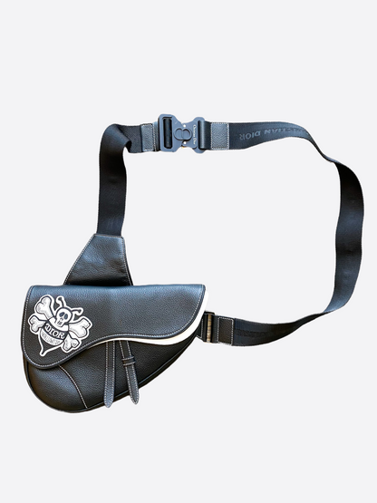 Dior Stussy Black Bee Logo Saddle Bag – Savonches Dior Stussy Black Bee Logo Saddle Bag – Savonches