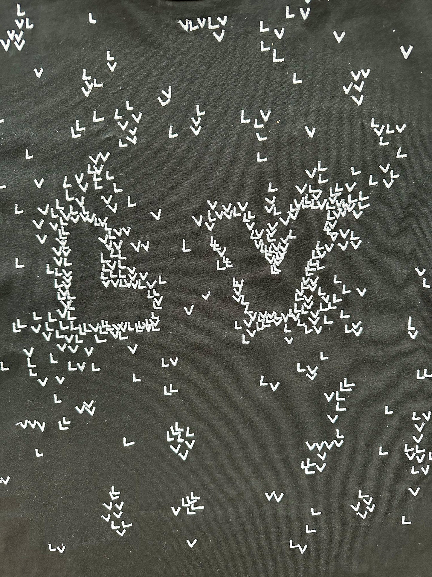 LOUIS VUITTON LV SPREAD EMBROIDERY T-SHIRT in BLACK. SIZE S. ITEM