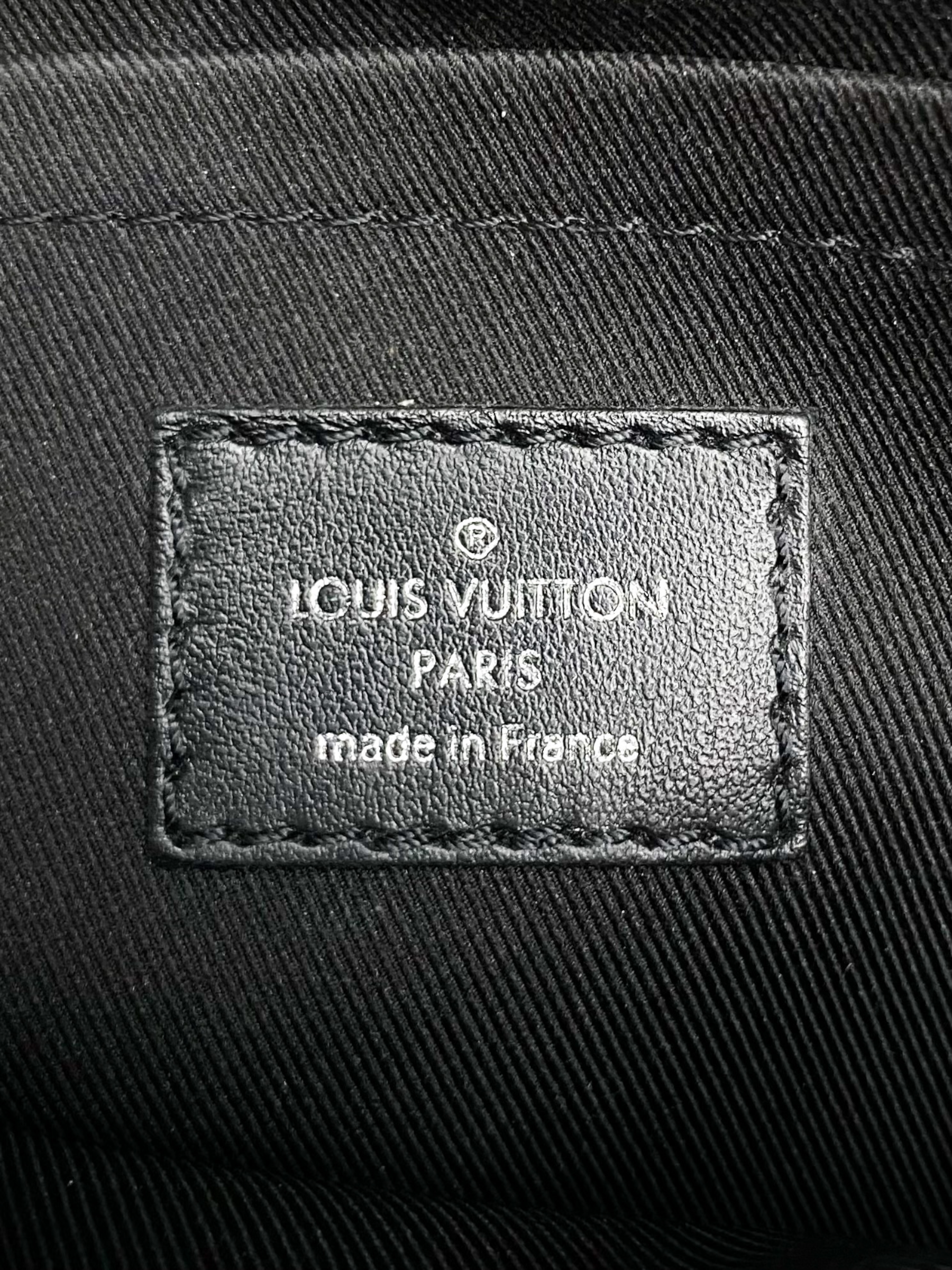 LOUIS VUITTON Damier Graphite 3D e Sling Bag Black 938107